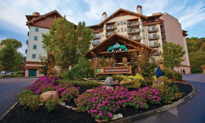 Gatlinburg Resort | Adventure Awaits at Our 2BR Gatlinburg Getaway – Walk, Splash, Explore!