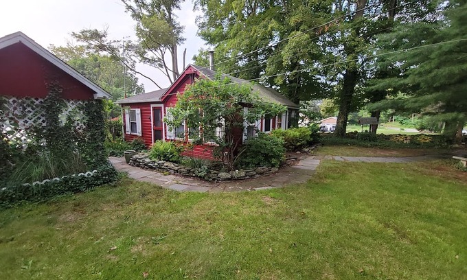 East Haddam Cabin | Cottage on the Moodus Reservoir go back in time enjoy a quite get away .