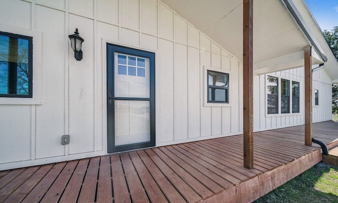Adair House | 4-bedroom 3 bath house in tranquil Adair. With Large hang out barn.
