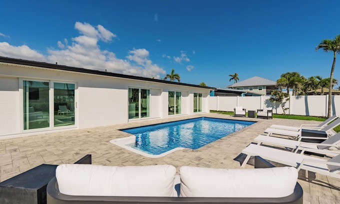 Laguna Shores House | Casa Bianca 🌞 Charming Pet-Friendly Home w/Pool Near Times Square