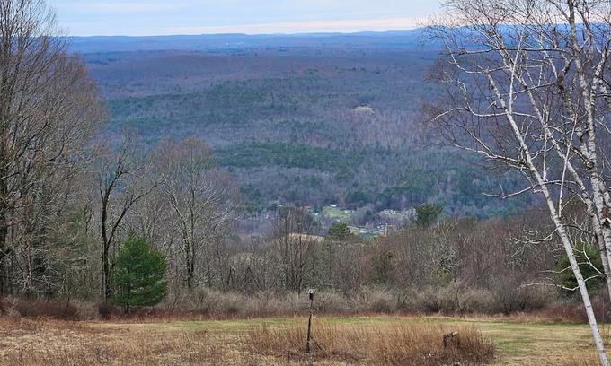 Cragsmoor House | A spectacular Shawangunk vista in a beautifully renovated chalet on a lush lawn.