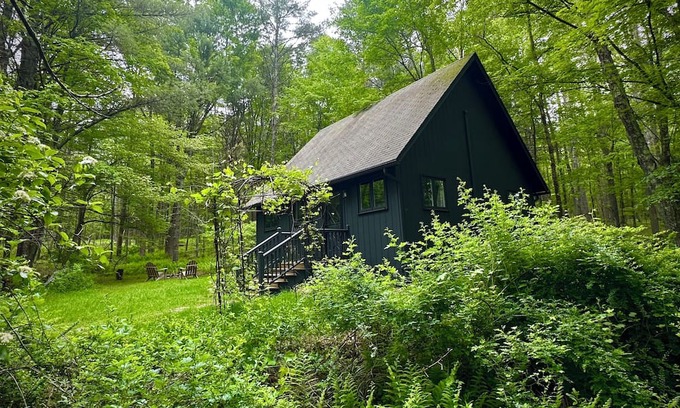 Sparrow Bush Cabin | Cozy cabin on 17 acres of nature, with workspace, yoga deck, bbq and fire pit