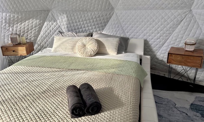 Amaranth Cabin | Enjoy the lovely setting of this romantic spot in nature.