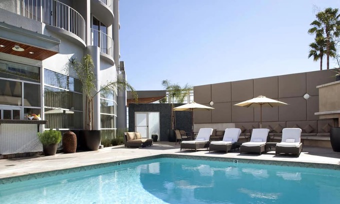 Los Angeles House | Enjoy Rooftop Dining and Iconic LA Views at Quirky West Los Angeles Room