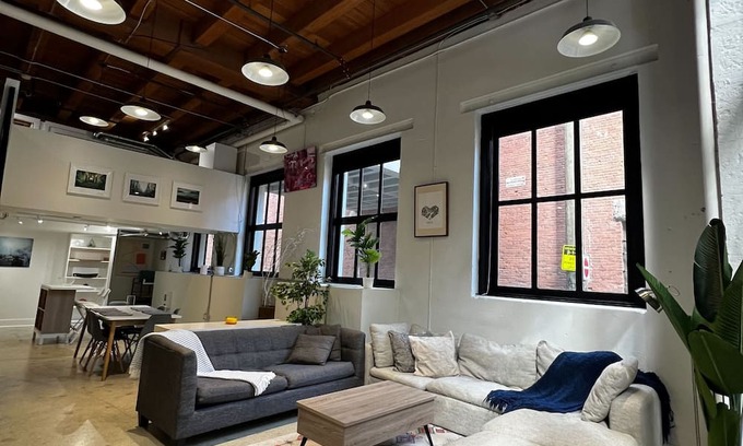 Gastown Apartment | Spacious Heritage Loft in the Heart of Gastown (Pet Friendly!)