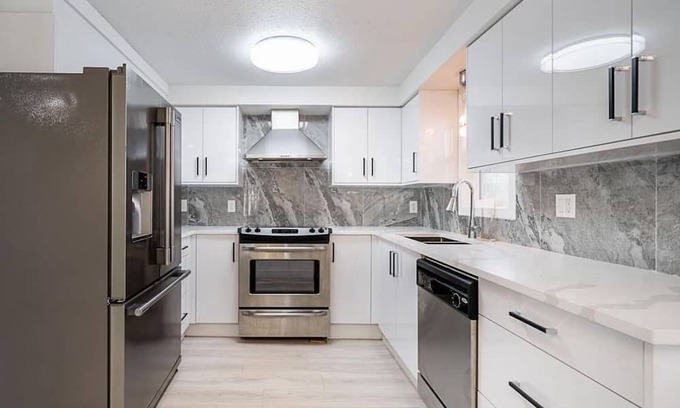 Delta House | Centrally located around major tourist attractions in Vancouver. Peaceful, clean