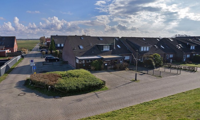 Norddeich House | Holiday Home 'Biene Am Meer' with Private Terrace and Wi-Fi