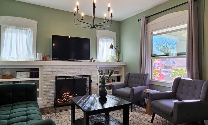 Garfield House | Stunning 2-bedroom Craftsman, Walk to Downtown Phoenix