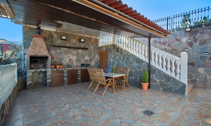 La Solana Villa | Holiday Villa 'Eden El Castillejo' with Mountain Views, Wi-Fi & Air Conditioning
