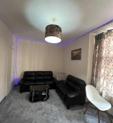 Kelvinbridge Apartment | West End Gem in Glasgow - Modern 1 Bed Apartment