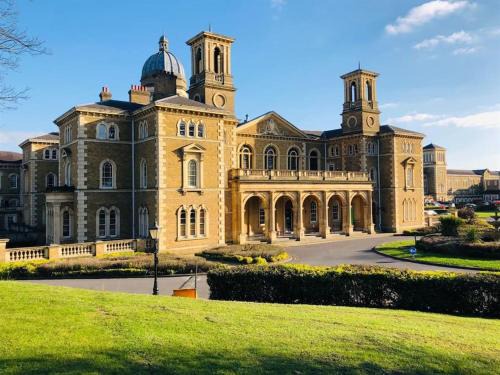 Coppetts Apartment | Luxurious Shared Apartment with Hosts on Private Estate