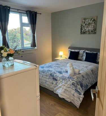 Feltham West House | Sunset En-Suite-free parking