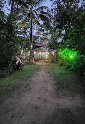 Kuzhuppilly House | Green Finch Lake View Garden Residency