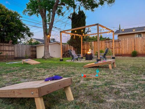 Arden-Arcade House | NEW - Modern 3BR & Backyard Oasis - 5 Minutes from American River!